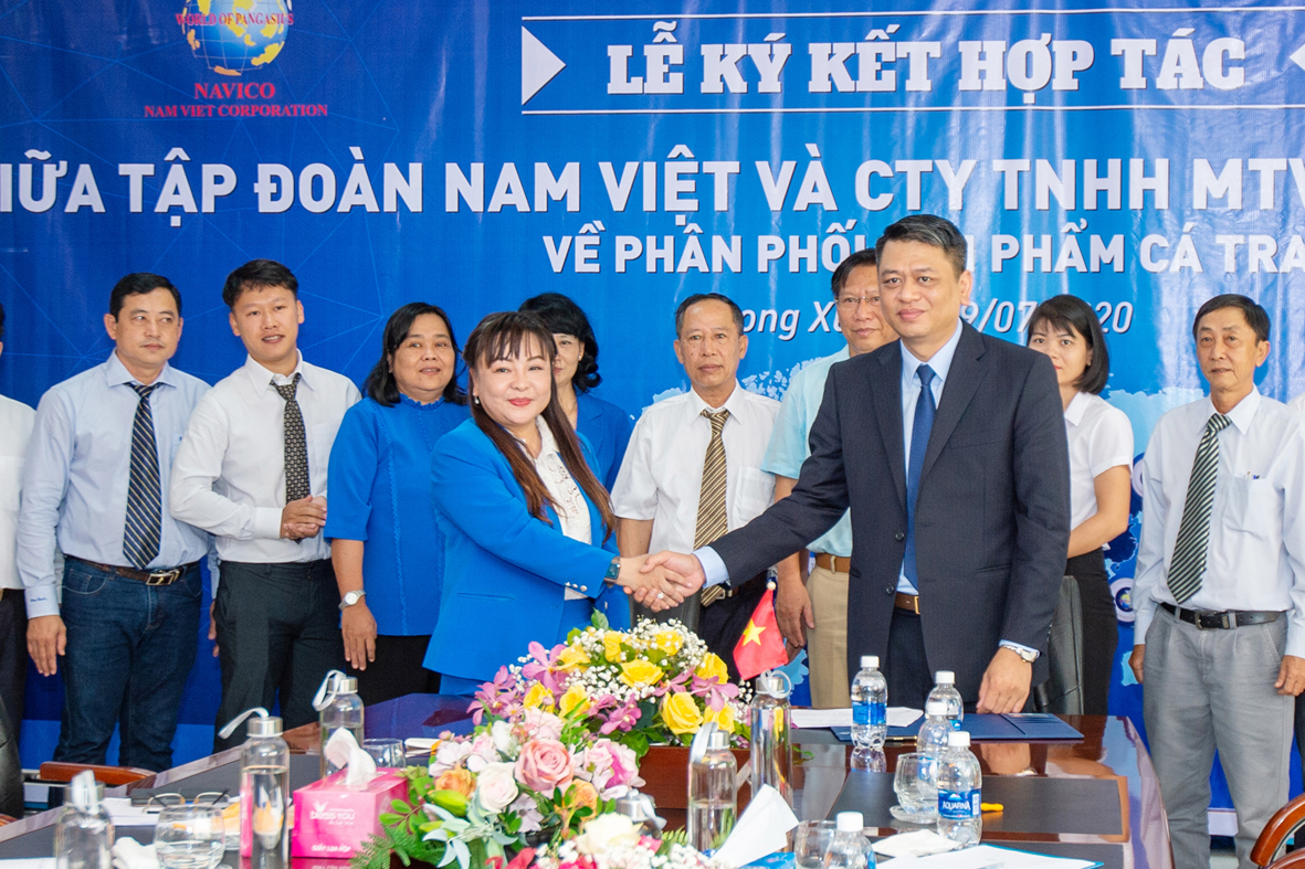 Đại diện Tập Đoàn Nam Việt và  Chi nhánh Xí nghiệp Bắc Hà cùng nhau kí kết thỏa thuận hợp tác.jpg